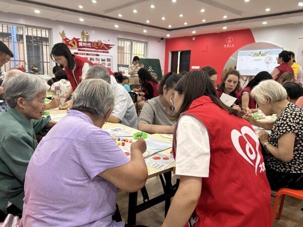 大家保险志愿者与长者们一同制作团扇