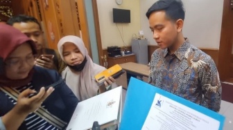 Dokter Tifa Nyinyir Usai Gibran Pamer Ijazah Kuliah di Inggris: Gimana Rasanya Le, Bangga?