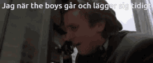 a man talking on a phone with the words jag när the boys gar och lagger sig idiot written above him