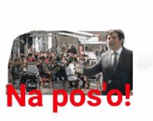 a man in a suit and tie stands in front of a crowd of people with the words na pos o written in red letters