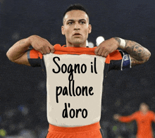 a soccer player has a shirt that says sogno il pallone d' oro on it