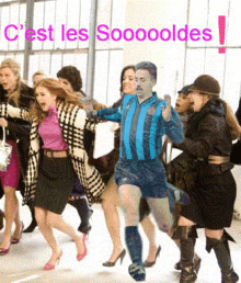 a group of people are running with the words c'est les soooooldes written above them