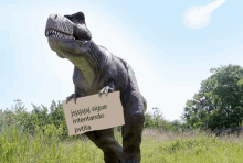 a statue of a dinosaur holding a sign that says intentando