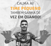 a man wearing a shirt that says calma ai time pequeno