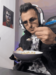 Hombre Comiendo Cereales Meme