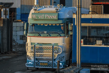 a white and green truck with the word panne on it