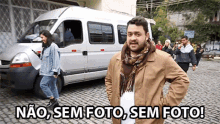 a man standing in front of a van with the words " não sem foto sem foto " written below him