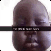 a close up of a person 's face with a caption that says ' hvad glor du på din adem '