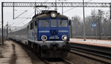 a blue train with the number ep07-434 on the front