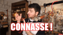 a man stands in front of a microphone with the word connesse written on the screen