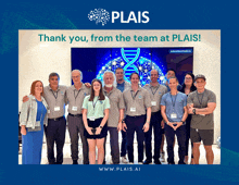 a group of people standing in front of a screen that says plais