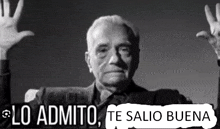 a black and white photo of a man with the words lo admito te salio buena written below him