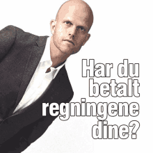 a man in a suit and tie with the words har du betalt regningene dine