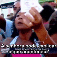 a woman is holding a cup in her hand with the words " a senhora pode explicar o que aconteceu " on the bottom