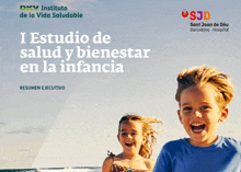 a boy and a girl are smiling on a beach with the words i estudio de salud y bienestar en la infancia on the top