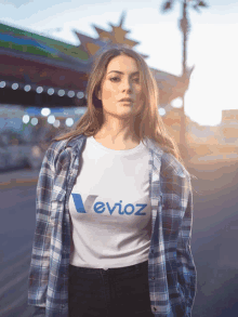 a woman wearing a t-shirt that says ' evioz ' on the front