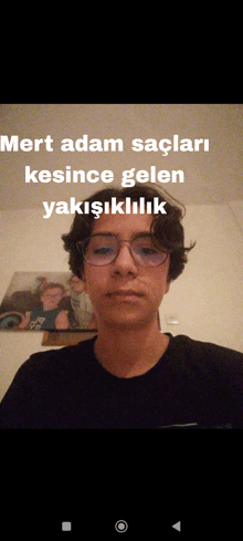 a young man wearing glasses and a black shirt with a caption that says mert adam saçlari kesince gelen yakisiklik