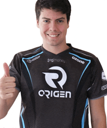 a man wearing a shirt that says origen on it