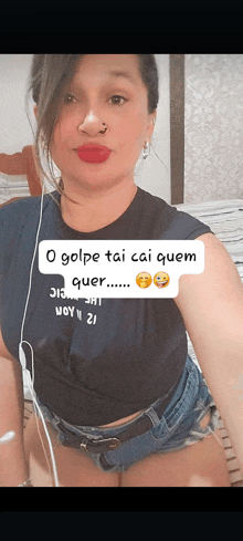 a woman wearing a black shirt that says ' o golpe tai cai quem quer ' on it