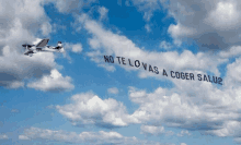 a plane is flying through a cloudy sky with the words " no te lo vas a coger salu2 " written in the sky