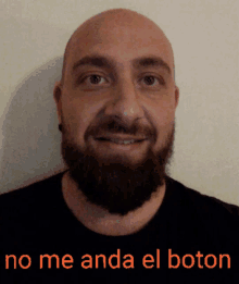 a bald man with a beard is smiling with the words no me anda el boton written below him