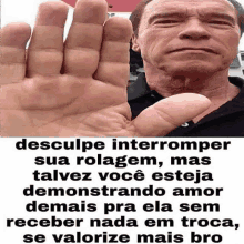 arnold schwarzenegger is holding up his hand with a caption that says desculpae interromper sua rolagem