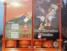 a sign that says solo dios sabe si vuelvo on the back of a truck