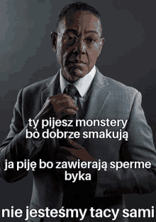 a man in a suit and tie is adjusting his tie with a caption in a foreign language