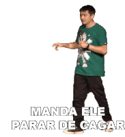 a man in a green shirt stands in front of a microphone with the words manda ele parar de cagar above him