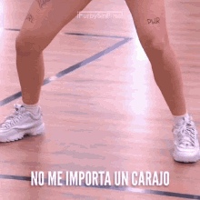 a woman 's legs are shown with the words " no me importa un carajo " below them