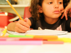 niña estudiando