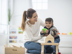 Niño jugando con su mamá