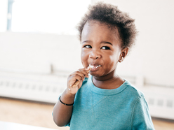 Niño cepillándose los dientes