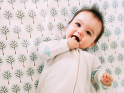 bebé sonriendo en la cama