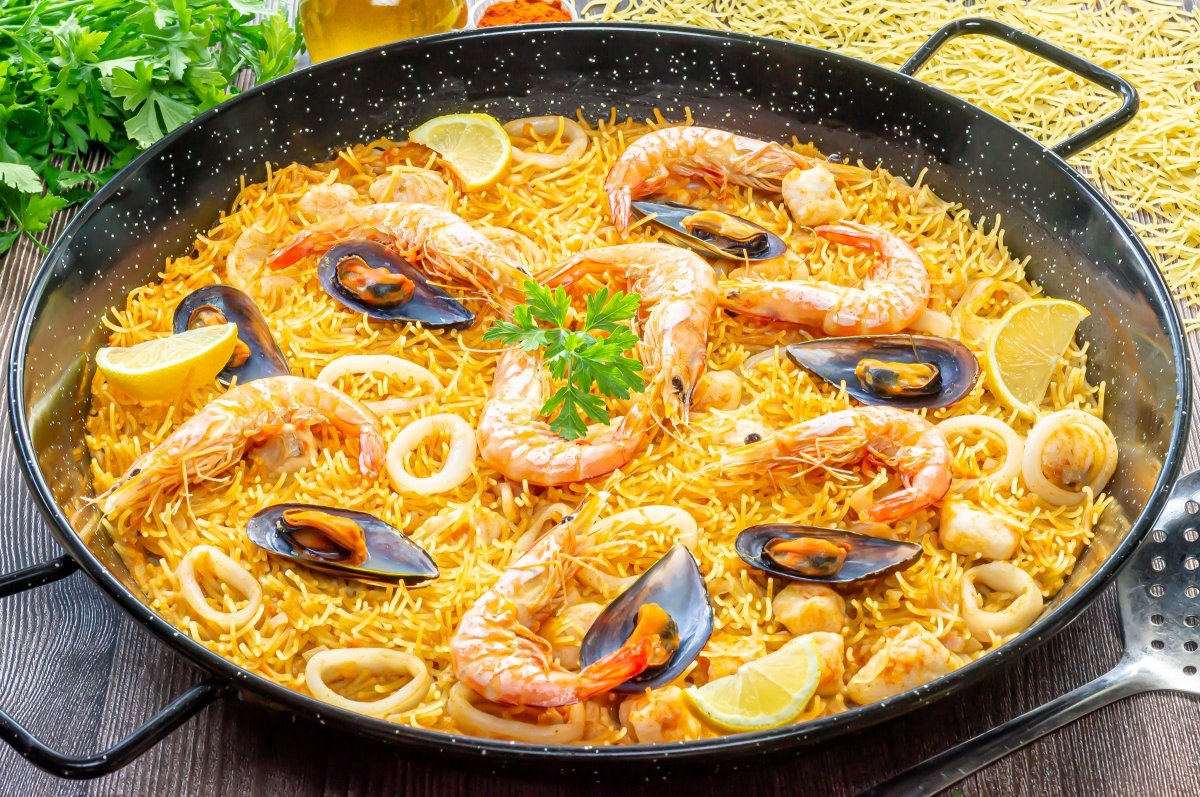 Fideuá de marisco y pescado, receta tradicional casera