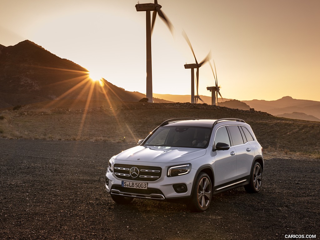 2020 Mercedes-Benz GLB 250 4MATIC (Color: Digital White Metallic) - Front Three-Quarter