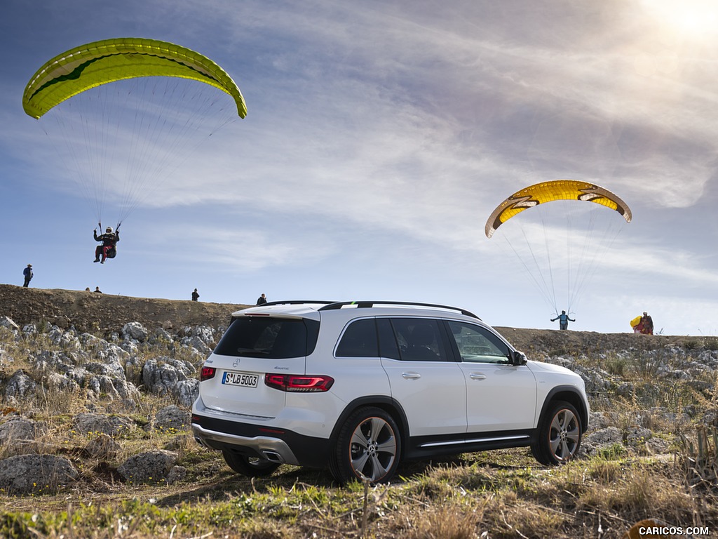 2020 Mercedes-Benz GLB 250 4MATIC (Color: Digital White Metallic) - Rear Three-Quarter