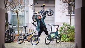 Redakteur Ben mit verschiedenen faltbaren E-Bikes