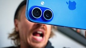 Nahaufnahme einer blauen Apple iPhone 16 Kamera mit einer Person, die im Hintergrund schreit.