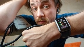 Ben, der die Huawei Watch D hält.