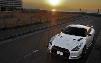 نيسان GT-R في غروب الشمس