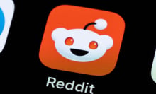 reddit logo on a black screen