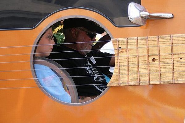 Cool guitar car (7 pics)