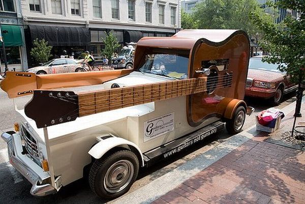 Cool guitar car (7 pics)