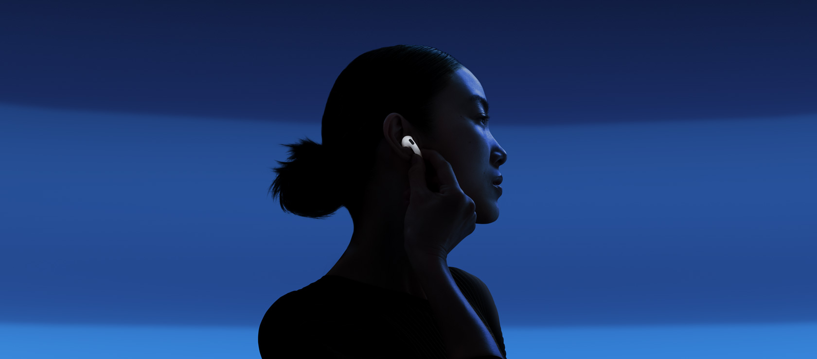 Elülső-hátulsó közeli nézet az új AirPods 4-ről.