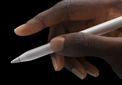 Kasutaja hoiab Apple Pencil Prod pöidla ja nimetissõrme vahel.