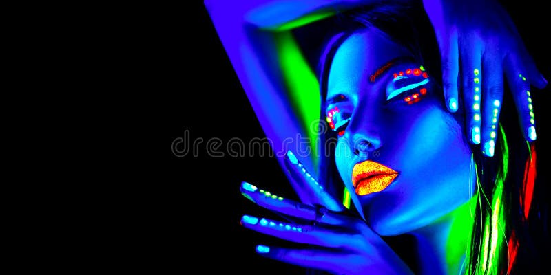 Mode-Modell-Frau im Neonlicht, Porträt des schönen vorbildlichen Mädchens mit Leuchtstoffmake-up, Körperkunstdesign in UV lizenzfreie stockfotografie