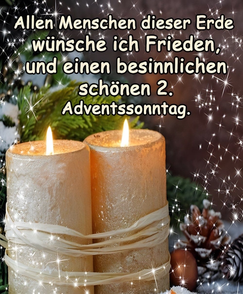 Zwei brennende Kerzen mit Weihnachtsdeko und funkelnden Sternen