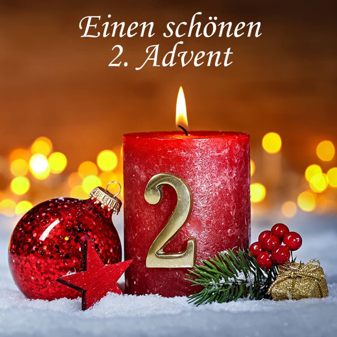 Rote Kerze und Christbaumschmuck zelebrieren den 2. Advent