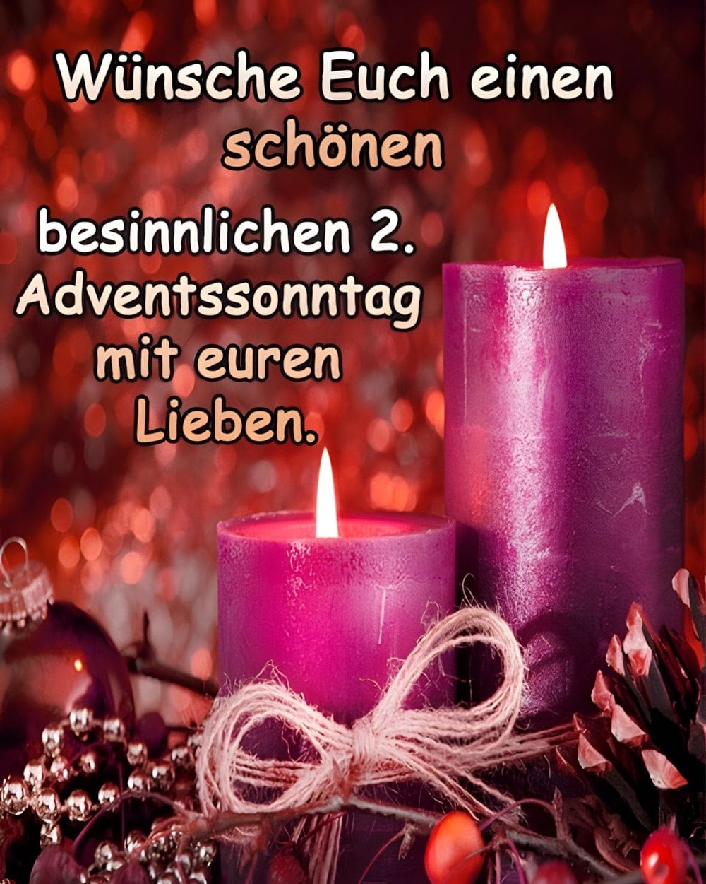 Zwei brennende lila Kerzen mit Weihnachtsdekorationen